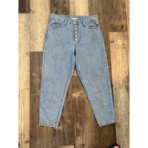 Levi’s High Waisted Mom Jeans Women Size 32 Button Fly Light Wash Denim